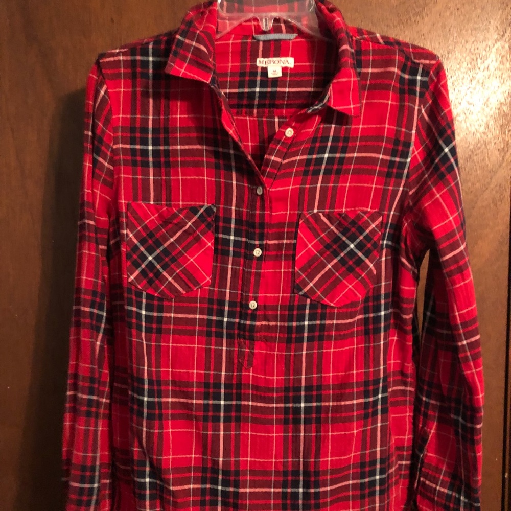 Long Sleeve Button Up Shirt; Size M